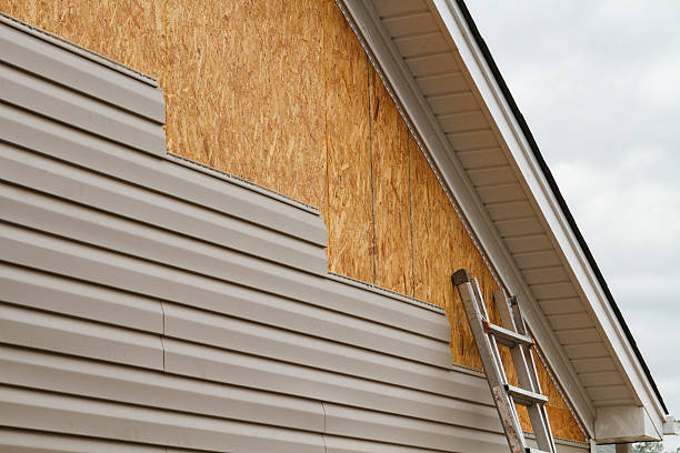 Professional Siding technician working in Mechanicsburg, OH